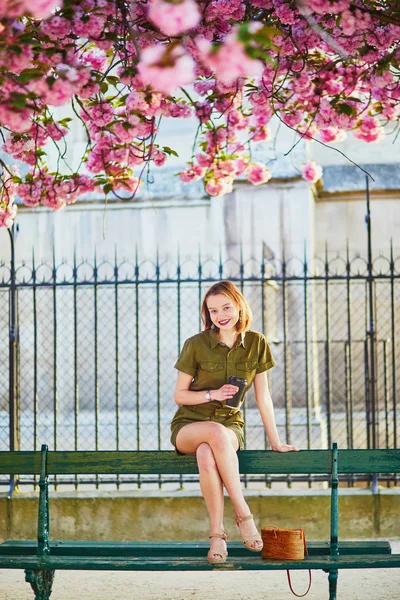 Hermosa Mujer Francesa Caminando París Día Primavera Temporada Flores Cerezo —  Fotos de Stock