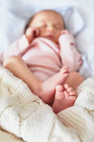 Nyfödd Baby Flicka Sover Lugnt Spjälsängen — Stockfoto