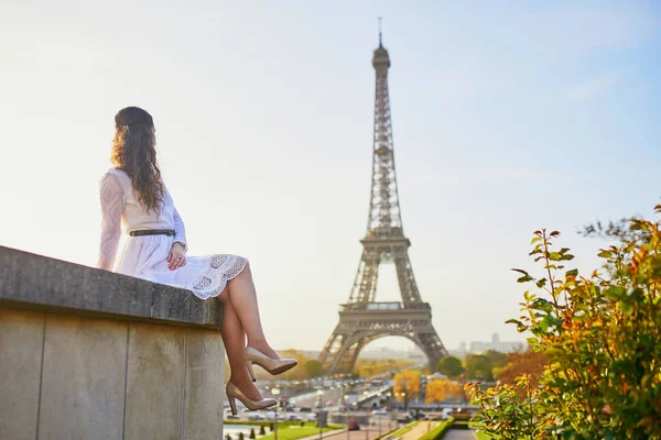 Jovem Feliz Vestido Branco Perto Torre Eiffel Paris França — Fotografia de Stock