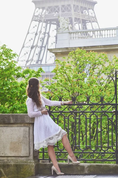 Счастливая Молодая Женщина Белом Платье Возле Эйфелевой Башни Париже Франция — стоковое фото