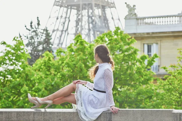 Glad Ung Kvinna Vit Klänning Nära Eiffeltornet Paris Frankrike — Stockfoto