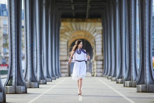Paris Fransa Bir Hakeim Köprüde Beyaz Elbiseli Genç Fransız Kadın — Stok fotoğraf