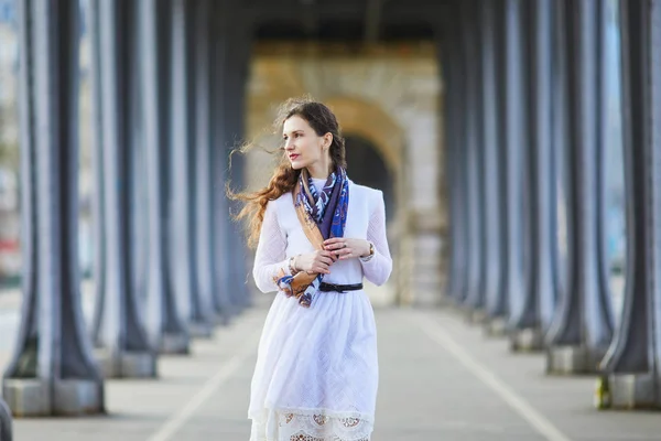 Młody Francuski Kobieta Białej Sukni Bir Hakeim Most Paryż Francja — Zdjęcie stockowe