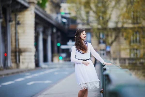 Jovem Francesa Vestido Branco Ponte Bir Hakeim Paris França — Fotografia de Stock