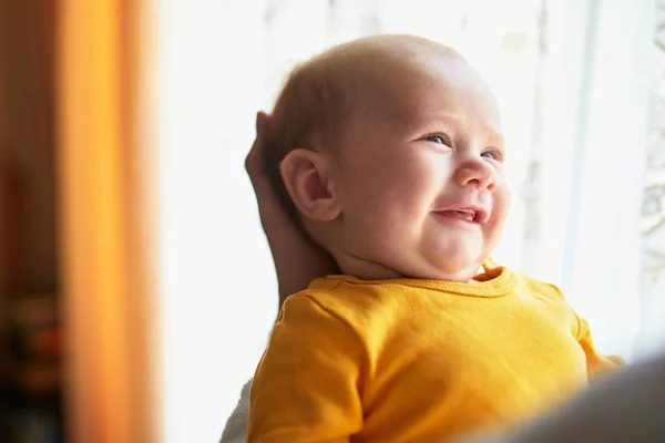 Alegre Niña Meses Sonriendo Felizmente Padre — Foto de Stock