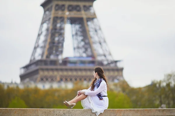Gelukkig Jonge Vrouw Witte Jurk Buurt Van Eiffeltoren Parijs Frankrijk — Stockfoto