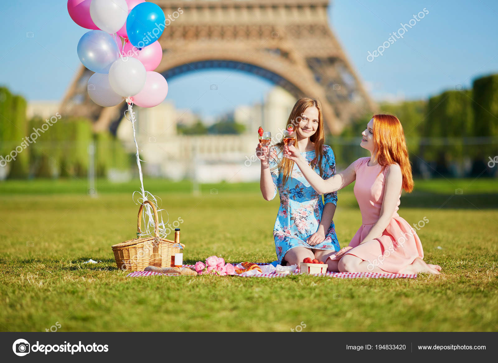 Две Молодые Женщины Устраивают Пикник Возле Эйфелевой Башни В.