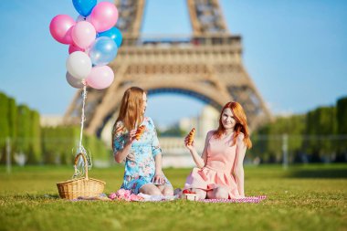 Piknik Paris, Fransa'da Eyfel Kulesinin yakınında iki genç kadın