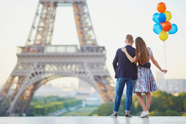 Par med färgglada ballonger nära Eiffeltornet — Stockfoto