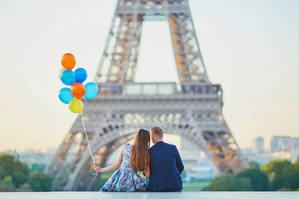 Couple with colorful balloons near the Eiffel tower — Stock Photo, Image