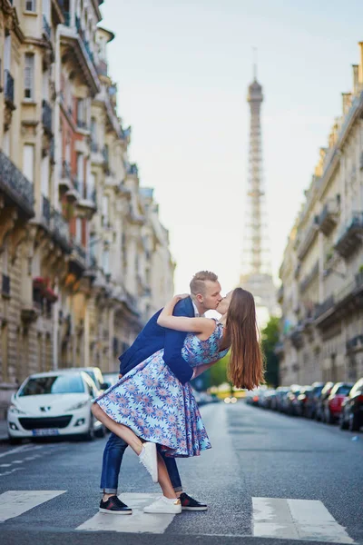 巴黎的埃菲尔铁塔附近对浪漫的情侣 — 图库照片