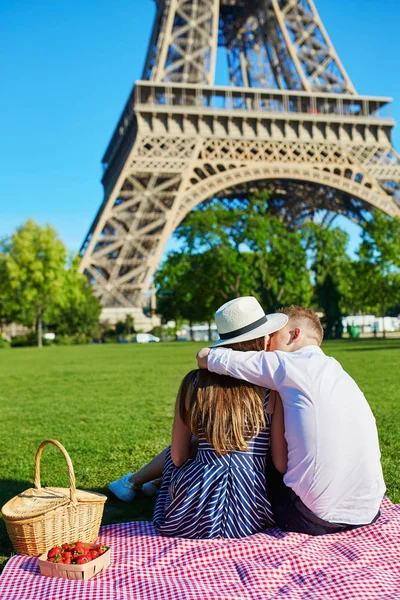 浪漫的情侣在巴黎一起野餐 — 图库照片