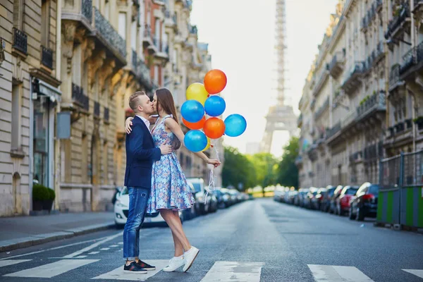 Pareja romántica cerca de la Torre Eiffel en París —  Fotos de Stock