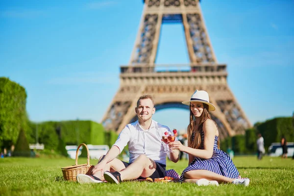 피크닉, 프랑스 파리에에서 에펠 탑 근처에 있는 한 쌍 — 스톡 사진