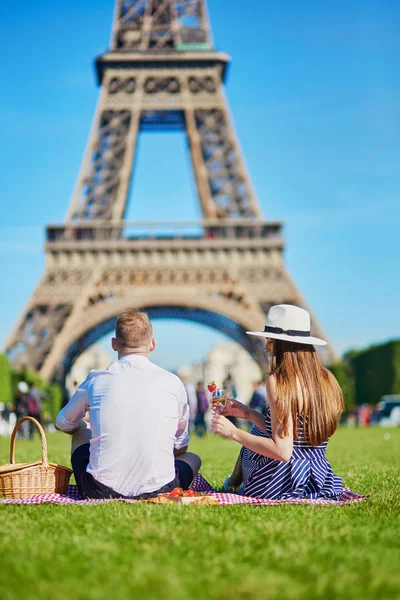 Pár s piknik na Eiffelovu věž v Paříži — Stock fotografie