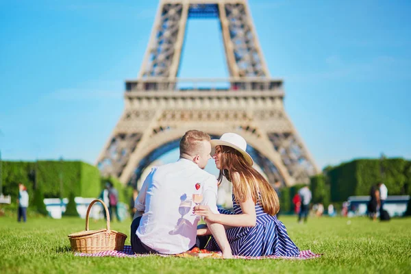 Casal fazendo piquenique perto da torre Eiffel em Paris, França — Fotografia de Stock