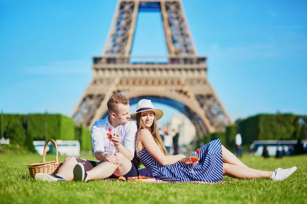 夫妇在法国巴黎的埃菲尔铁塔附近野餐 — 图库照片
