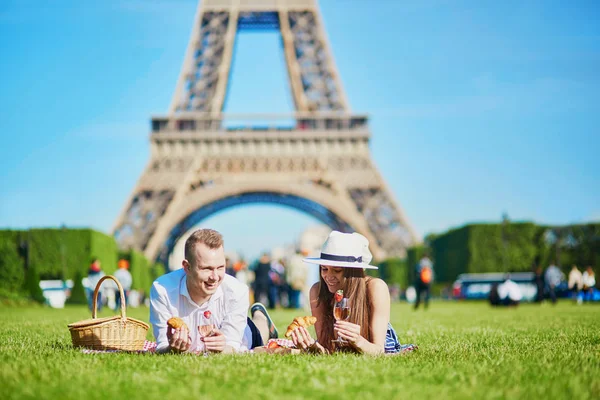 Pár s piknik na Eiffelovu věž v Paříži — Stock fotografie