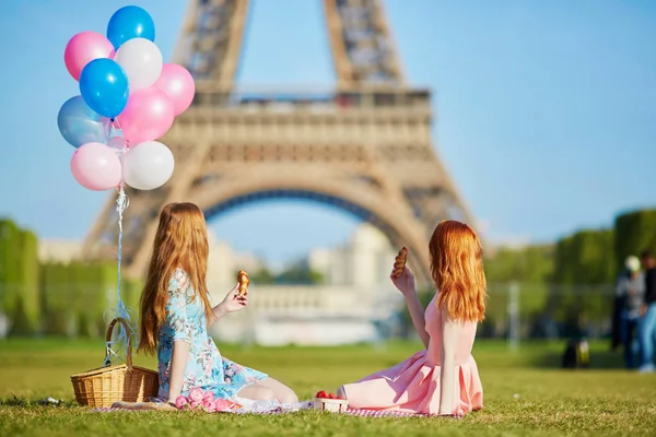 Две молодые женщины устраивают пикник возле Эйфелевой башни в Париже, Франция — стоковое фото