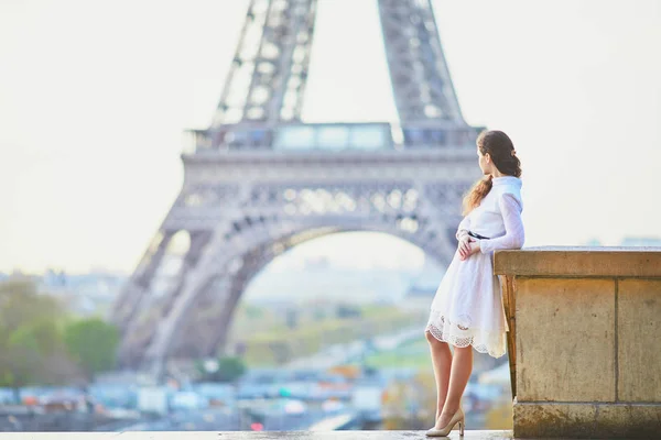 Mulher de vestido branco perto da Torre Eiffel em Paris, França — Fotografia de Stock