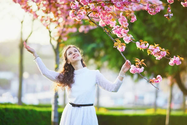 Donna che ama la stagione dei fiori di ciliegio a Parigi, Francia — Foto Stock