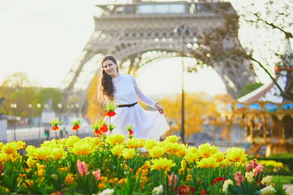 Mujer disfrutando de la temporada de primavera en París, Francia — Foto de Stock