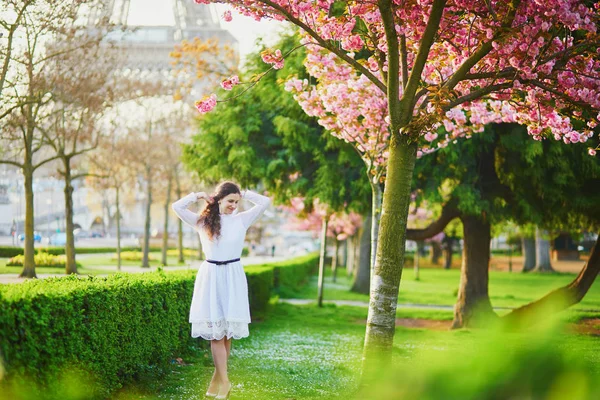 Mujer disfrutando de la temporada de flores de cerezo en París, Francia — Foto de Stock