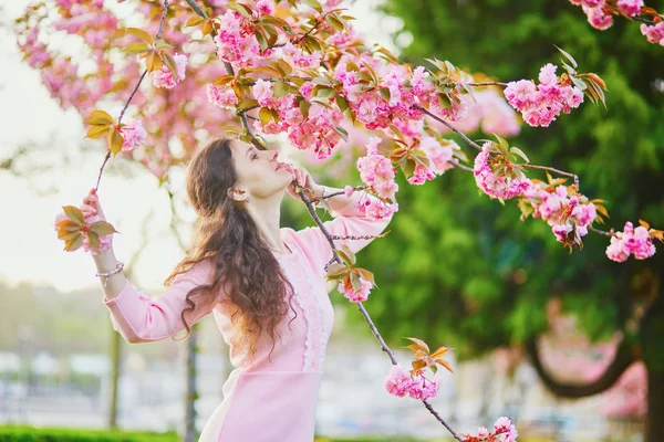 Mujer disfrutando de la temporada de flores de cerezo en París, Francia —  Fotos de Stock