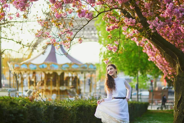 Жінка, насолоджуючись Сезон цвітіння вишні в Парижі — стокове фото