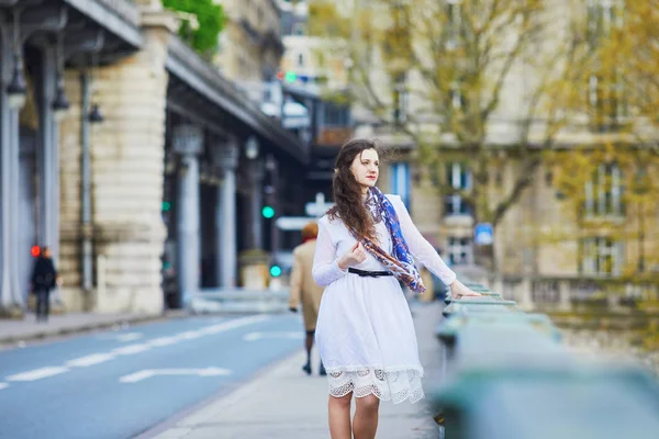 Frau im weißen Kleid auf der Brücke von Bir-Hakeim in Paris, Frankreich — Stockfoto