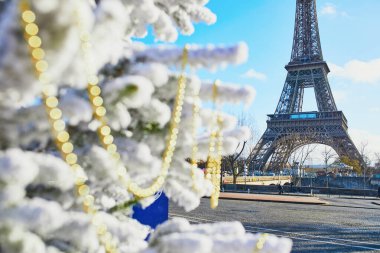 Noel ağacı Eyfel Kulesinin yakınında kar ile kaplı