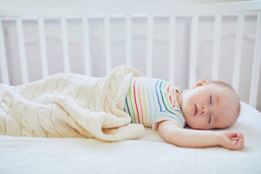 Ebeveyn yatağına bağlı uyuyan bebek yatağı