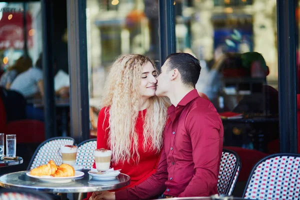 Piękna romantyczna para w paryskiej kawiarni na świeżym powietrzu — Zdjęcie stockowe