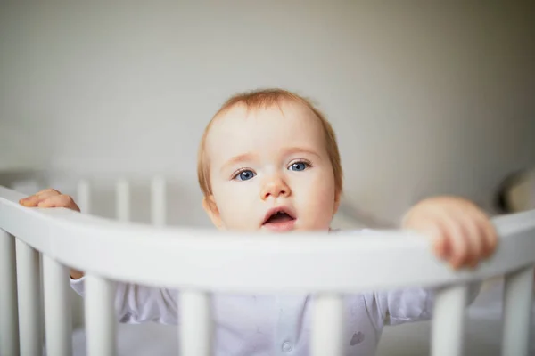 Bedårande Baby flicka i Co-Sleeper spjälsäng — Stockfoto