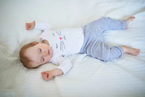 Entzückendes kleines Mädchen schläft im Kinderbett — Stockfoto