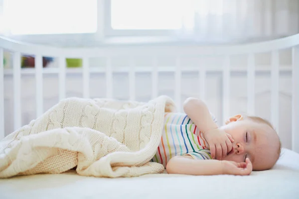 Dziecko śpi w co-Sleeper łóżeczko dołączone do łóżka rodziców — Zdjęcie stockowe