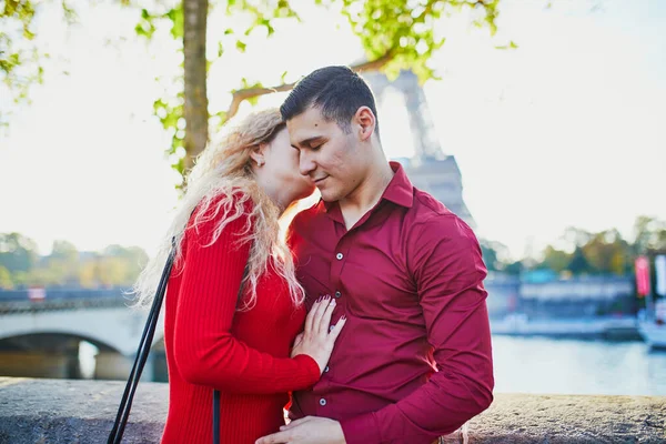 Pareja romántica enamorada cerca de la Torre Eiffel —  Fotos de Stock