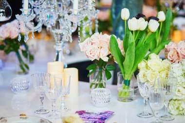 Güzel masa mumlar ve çiçekler ile ayarla