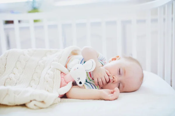 बेबी माता-पिता के बिस्तर से जुड़े सह-स्लीपर पालना में सो रहा है — स्टॉक फ़ोटो, इमेज