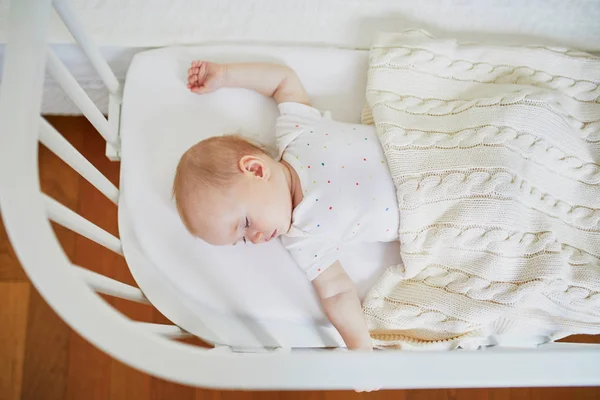 Bebé que duerme en la cuna de los padres — Foto de Stock