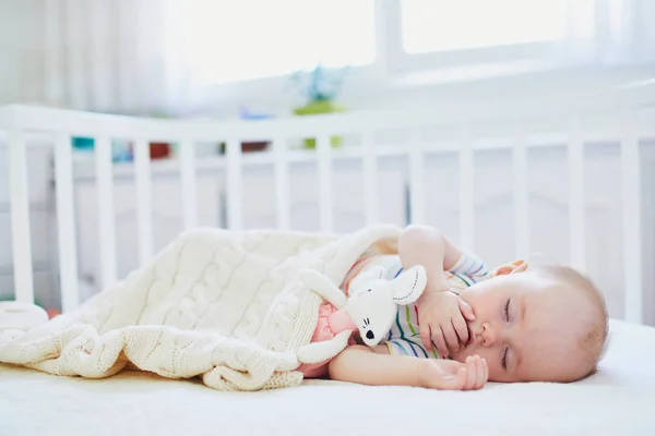 Baby sleeping in co-sleeper crib attached to parents' bed — Stock Photo, Image