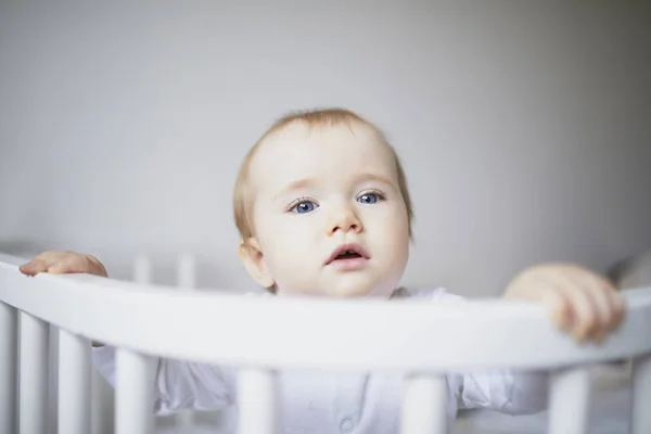 Bedårande Baby flicka i Co-Sleeper spjälsäng — Stockfoto