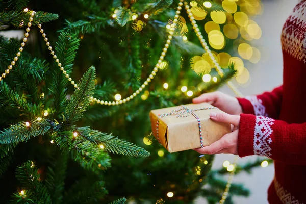 Руки женщины с подарком на Рождество — стоковое фото
