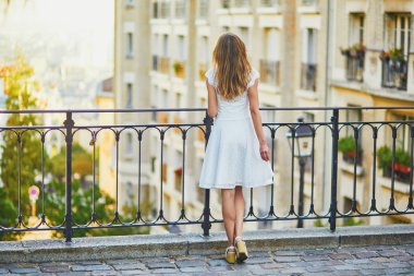 Güzel genç kadın Paris, Fransa manzarasının tadını çıkarıyor.