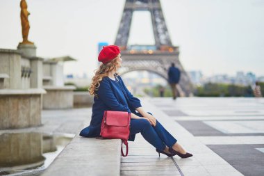Paris, Fransa 'da uzun sarı kıvırcık saçlı genç bir kadın.