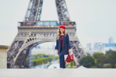 Paris, Fransa 'da uzun sarı kıvırcık saçlı genç bir kadın.