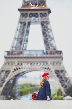 Paris, Fransa 'da uzun sarı kıvırcık saçlı genç bir kadın.