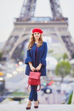 Paris, Fransa 'da uzun sarı kıvırcık saçlı genç bir kadın.