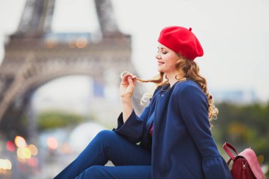 Paris, Fransa 'da uzun sarı kıvırcık saçlı genç bir kadın.