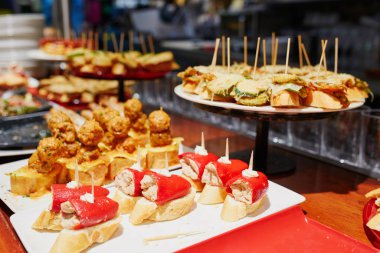 İspanya, San Sebastian 'da bir barda pinthos (pintxos) çeşitliliği